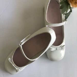 White Patent Leather Dress Shoe. Girls. Size 4.